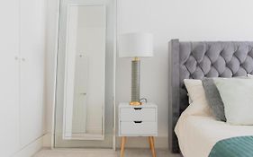 Portsmouth City Centre Modern Apartment - With Free Parking